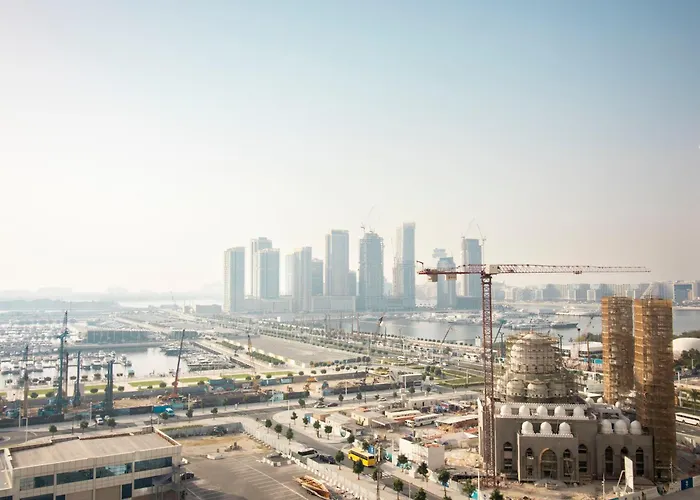 Urban Retreat: Sea View Apartment In Dubai Marina